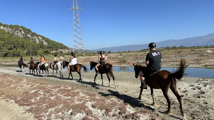 Lake and horses in Çandır